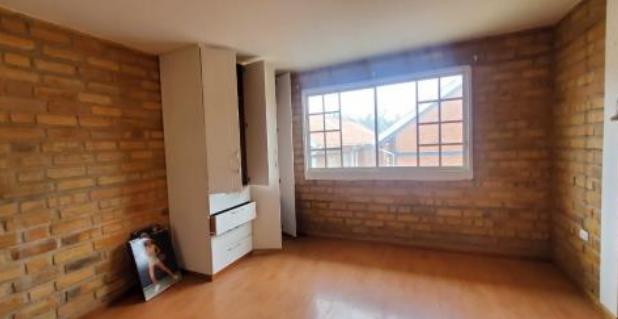 Casa de 3 Niveles en Urbanización Privada – Espacio, Seguridad y Confort en Cuenca