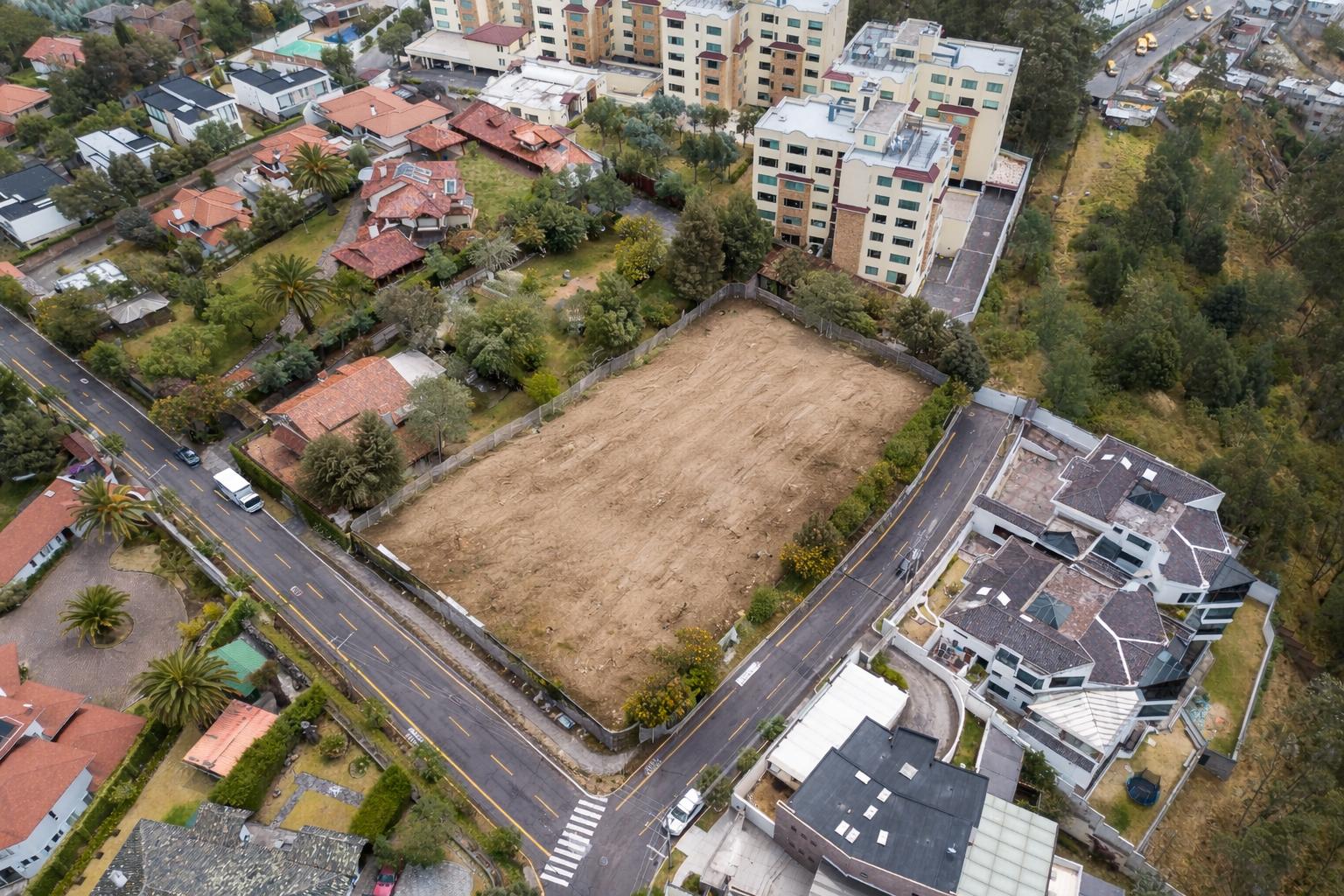 Terreno premium en Monteserrín con potencial para 5 residencias exclusivas