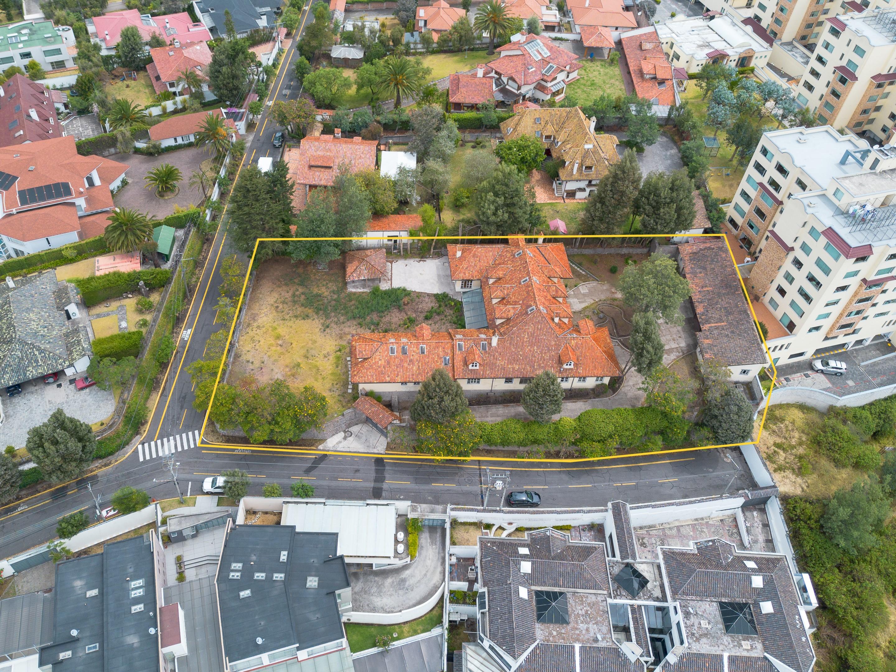 Terreno premium en Monteserrín con potencial para 5 residencias exclusivas