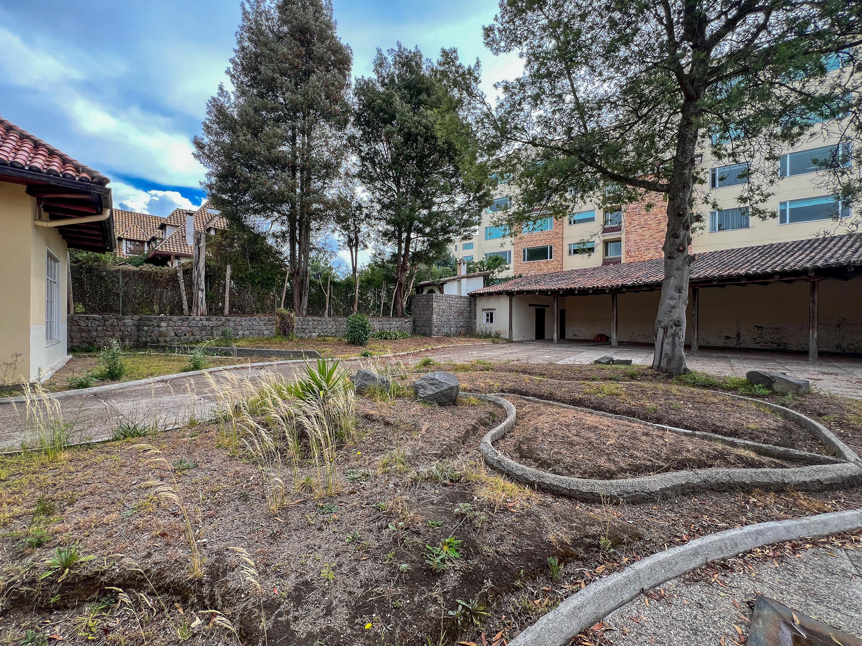 Terreno premium en Monteserrín con potencial para 5 residencias exclusivas