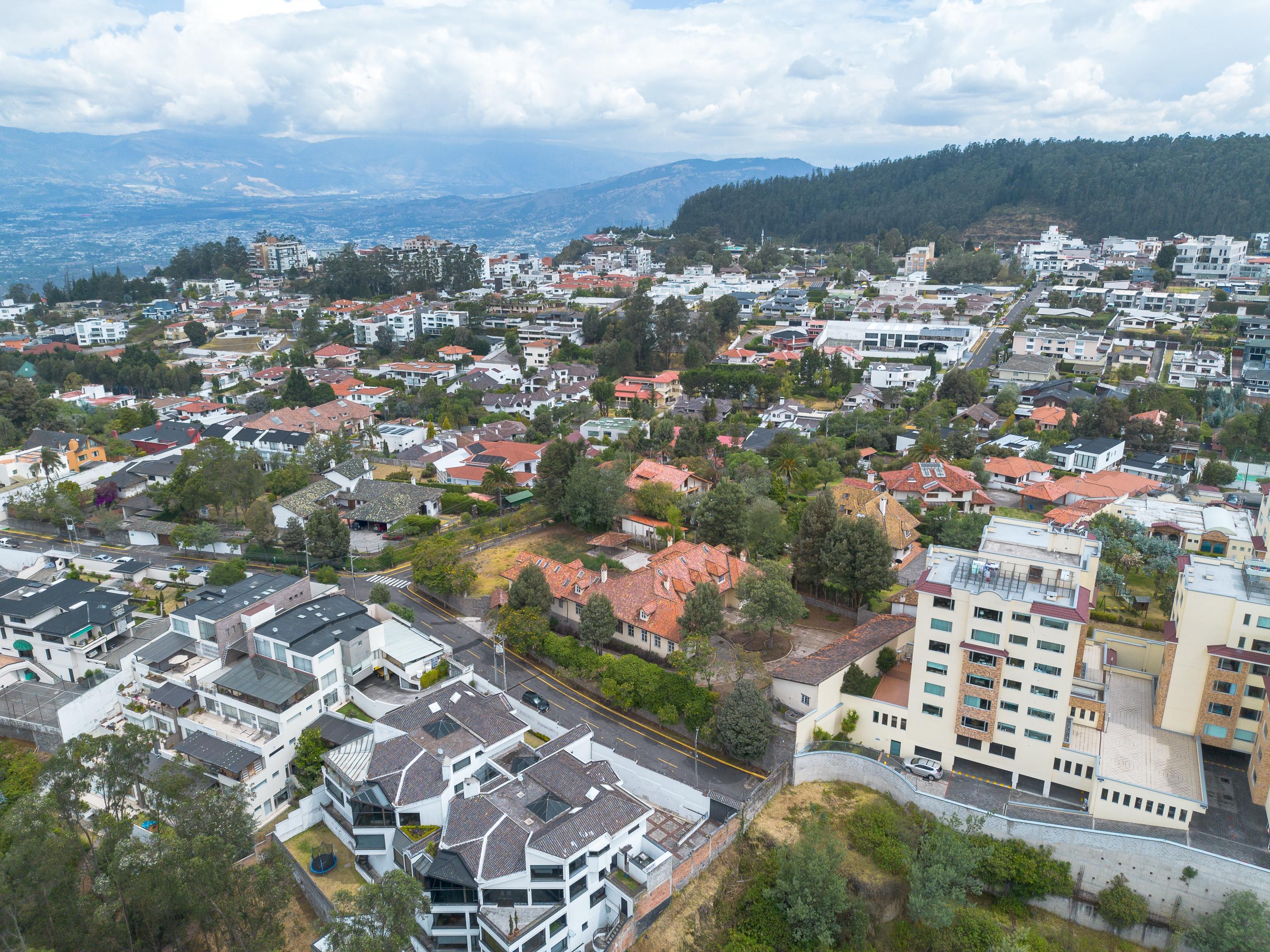 Terreno premium en Monteserrín con potencial para 5 residencias exclusivas