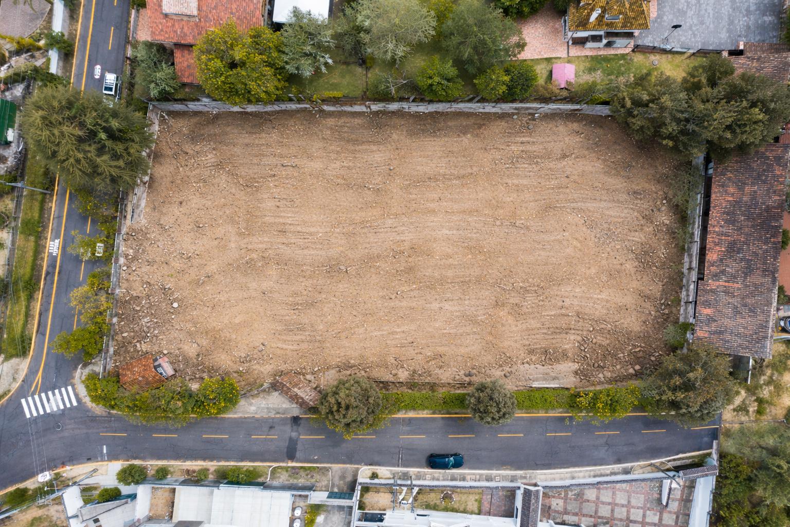 Terreno premium en Monteserrín con potencial para 5 residencias exclusivas