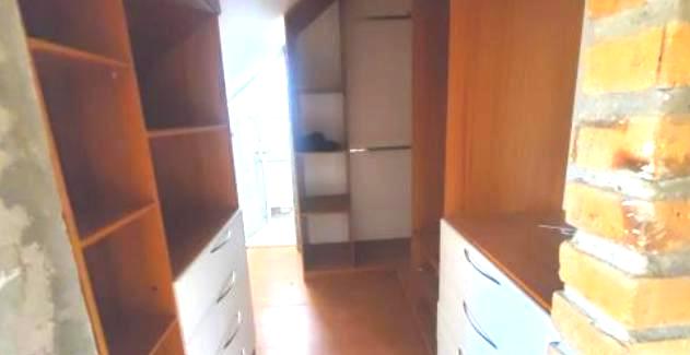 Casa de 3 Niveles en Urbanización Privada – Espacio, Seguridad y Confort en Cuenca