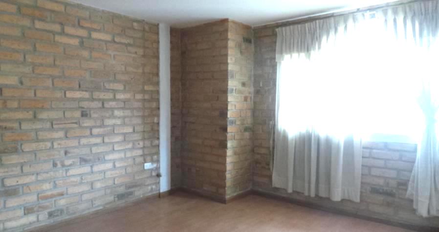Casa de 3 Niveles en Urbanización Privada – Espacio, Seguridad y Confort en Cuenca