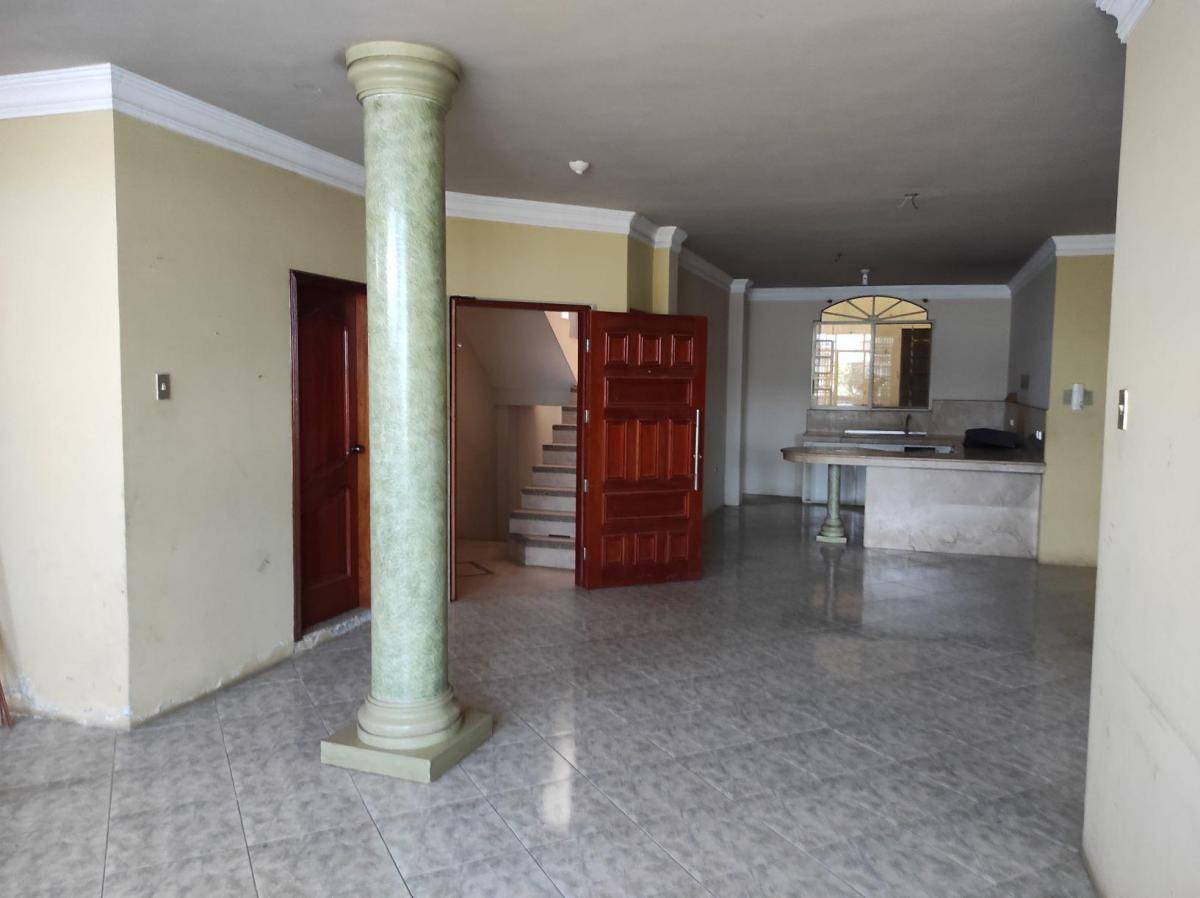Casa multifamiliar con local comercial en  Machala