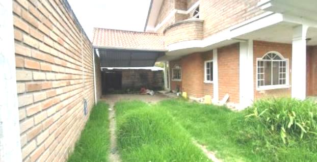 Casa de 3 Niveles en Urbanización Privada – Espacio, Seguridad y Confort en Cuenca