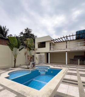 Vivienda de una casa y piscina en venta en Manta