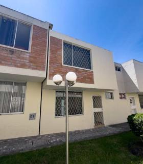 Vivienda de 2 Plantas en Av. El Retorno