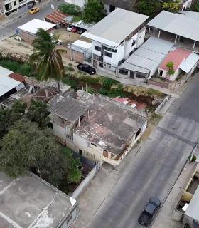 Terreno con casa en venta en Manta, Lotización el Porvenir, Calle J-3 Y J-8 Esquina