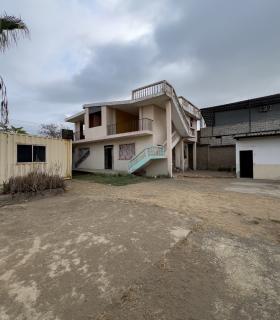 Oportunidad Residencial en Montecristi: Vivienda Bifamiliar con Potencial de Desarrollo