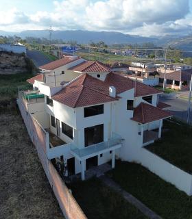 Casa con piscina en Chibuleo
