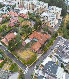 Terreno premium en Monteserrín con potencial para 5 residencias exclusivas