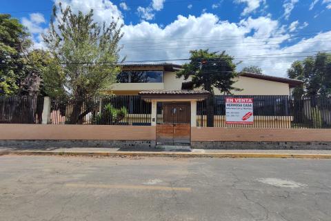 Amplia Casa De Venta En Urb. La Colina, Sangolqui