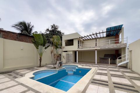 Vivienda de una casa y piscina en venta en Manta