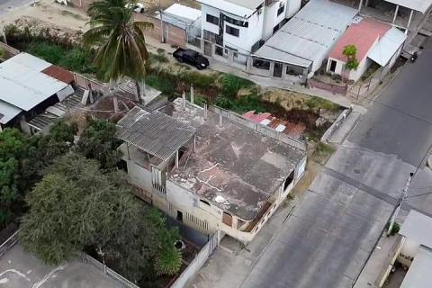 Terreno con casa en venta en Manta, Lotización el Porvenir, Calle J-3 Y J-8 Esquina