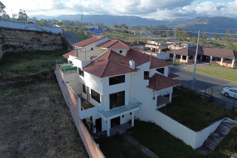 Casa con piscina en Chibuleo