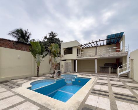 Vivienda de una casa y piscina en venta en Manta