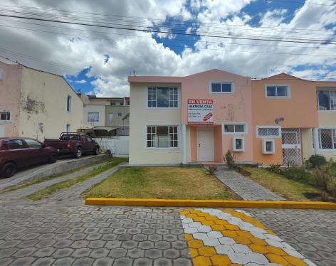 Casa en venta dentro de Conjunto Habitacional 