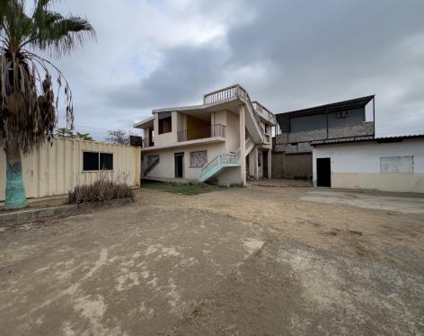 Oportunidad Residencial en Montecristi: Vivienda Bifamiliar con Potencial de Desarrollo
