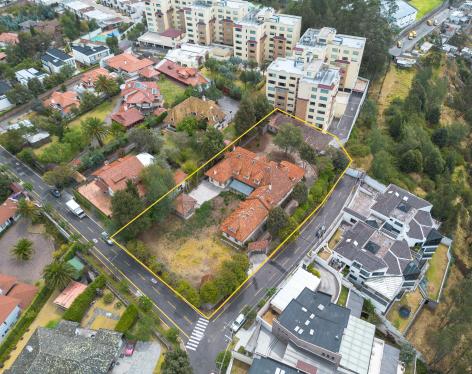 Terreno premium en Monteserrín con potencial para 5 residencias exclusivas