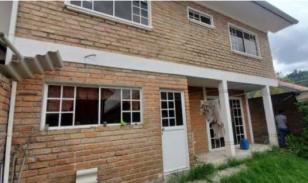 Casa de 3 Niveles en Urbanización Privada – Espacio, Seguridad y Confort en Cuenca