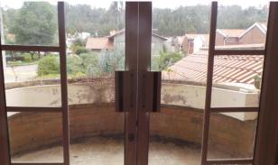 Casa de 3 Niveles en Urbanización Privada – Espacio, Seguridad y Confort en Cuenca