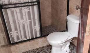 Casa multifamiliar con local comercial en  Machala