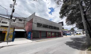 Local comercial con galpón