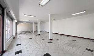 Local comercial con galpón