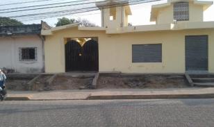 Casa Con Locales Comerciales, En La Independencia Quinindé