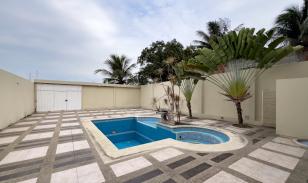 Vivienda de una casa y piscina en venta en Manta