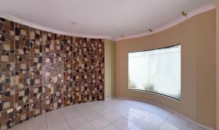 Vivienda de una casa y piscina en venta en Manta