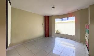 Vivienda de una casa y piscina en venta en Manta