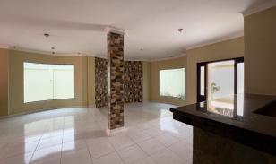 Vivienda de una casa y piscina en venta en Manta