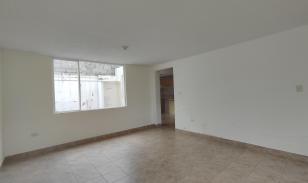 Casa en venta dentro de Conjunto Habitacional 