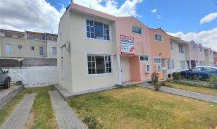 Casa en venta dentro de Conjunto Habitacional 