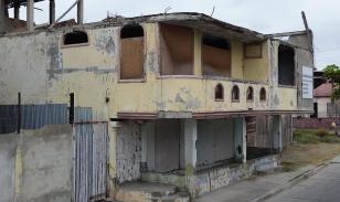 Terreno con casa en venta en Manta, Lotización el Porvenir, Calle J-3 Y J-8 Esquina
