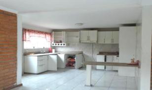 Casa de 3 Niveles en Urbanización Privada – Espacio, Seguridad y Confort en Cuenca