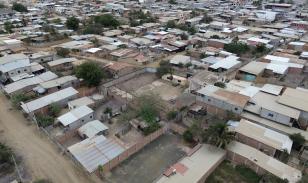 Oportunidad Residencial en Montecristi: Vivienda Bifamiliar con Potencial de Desarrollo