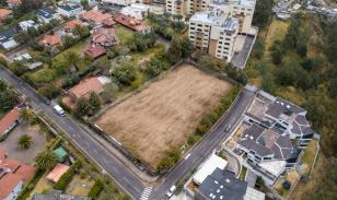 Terreno premium en Monteserrín con potencial para 5 residencias exclusivas