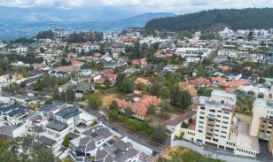 Terreno premium en Monteserrín con potencial para 5 residencias exclusivas