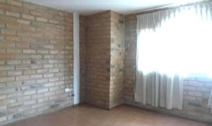 Casa de 3 Niveles en Urbanización Privada – Espacio, Seguridad y Confort en Cuenca